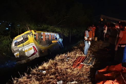 Bus Siswa SMP Grobogan Masuk Parit, 4 Tewas, Belasan Luka-luka