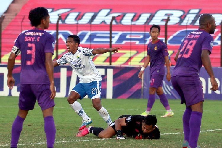 Pemain Persib Bandung Frets Butuan seusai menjebol gawang saat pertandingan pekan 17 Liga 1 2021-2022 melawan Persik Kediri yang berakhir dengan skor 0-1 di Stadion Sultan Agung Bantul, Minggu (12/12/2021) sore.