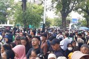 Antusiasme Warga Sambut Kedatangan Jenazah PB XIII di Loji Gandrung Solo