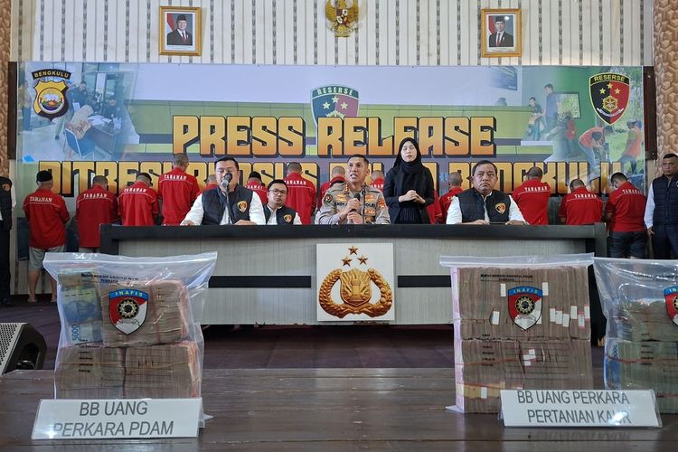 Polda Bengkulu, menggelar konfrensi pers penetapan tersangka perkara korupsi di Dinas Pertanian Kaur, Senin (27/10/2025).