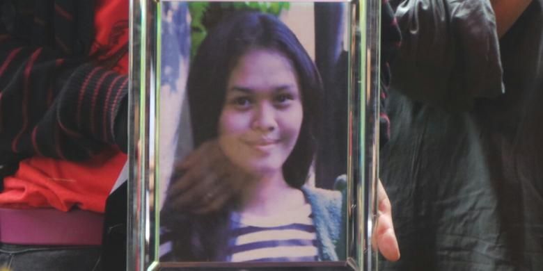 Mahasiwi Univeristas Bunda Mulia (UBM) Ade Sara Angelina Suroto (19) yang dibunuh mantan pacarnya dimakamkan di TPU Pondok Kelapa, Duren Sawit, Jakarta Timur. Jumat (7/3/2014).