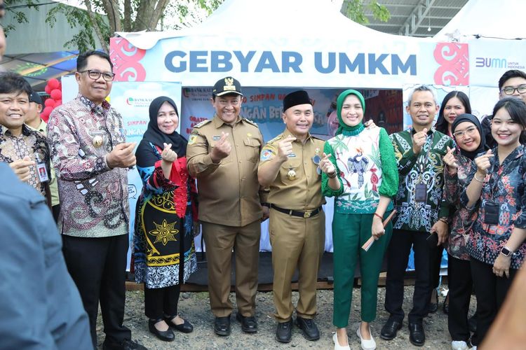 Gubernur Kalteng Sugianto Sabran bersama Wakil Gubernur (Wagub) Kalteng H Edy Pratowo buka Gebyar UMKM Wilayah Tengah, di Stadion Panunjung Tarung Kapuas, Kamis (12/9/2024). 