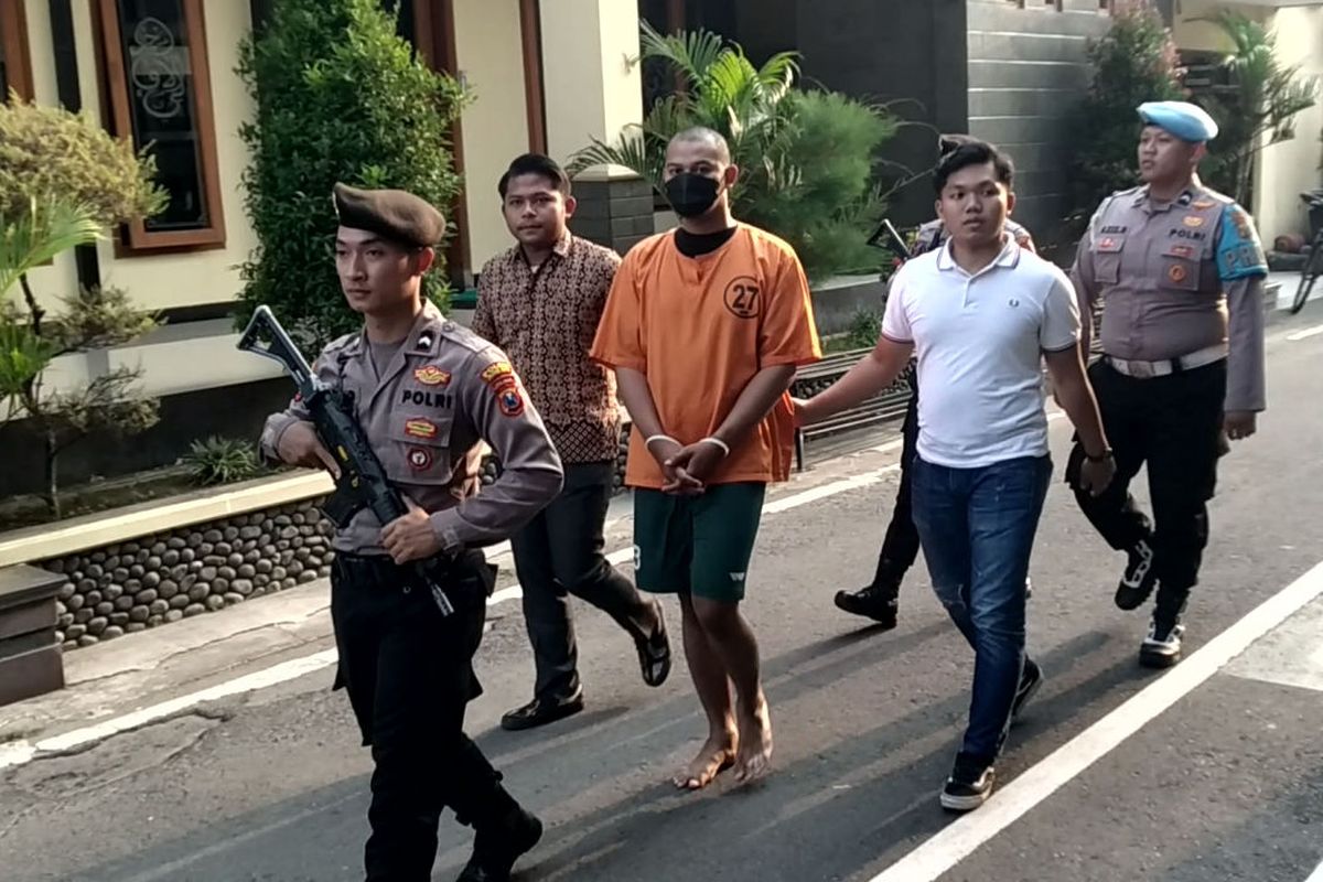 Polisi menggiring MKS, tersangka kasus penganiayaan hingga tewas terhadap pacarnya sendiri, ke ruang tahanan Polres Blitar Kota, Jumat (22/8/2025)