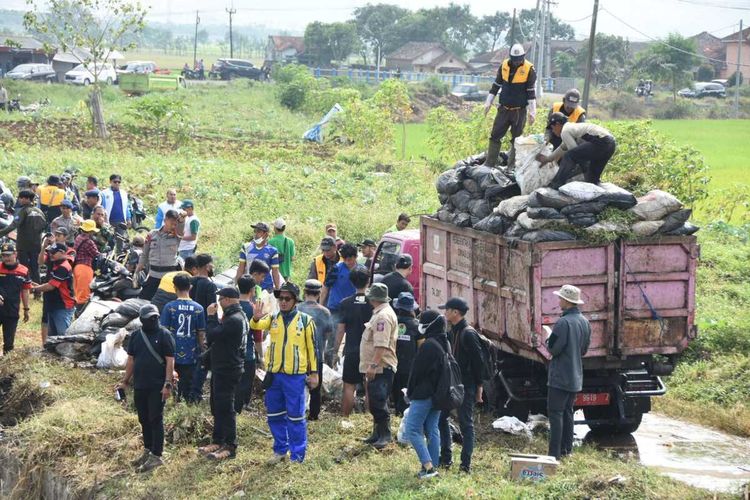 Sejumlah petugas tengah mengangkut puluhan karung berisi sampah yang memadati anak Sungai Citarum di Kecamatan Cileunyi, Kabupaten Bandung, Jawa Barat pada Kamis (27/7/2023)