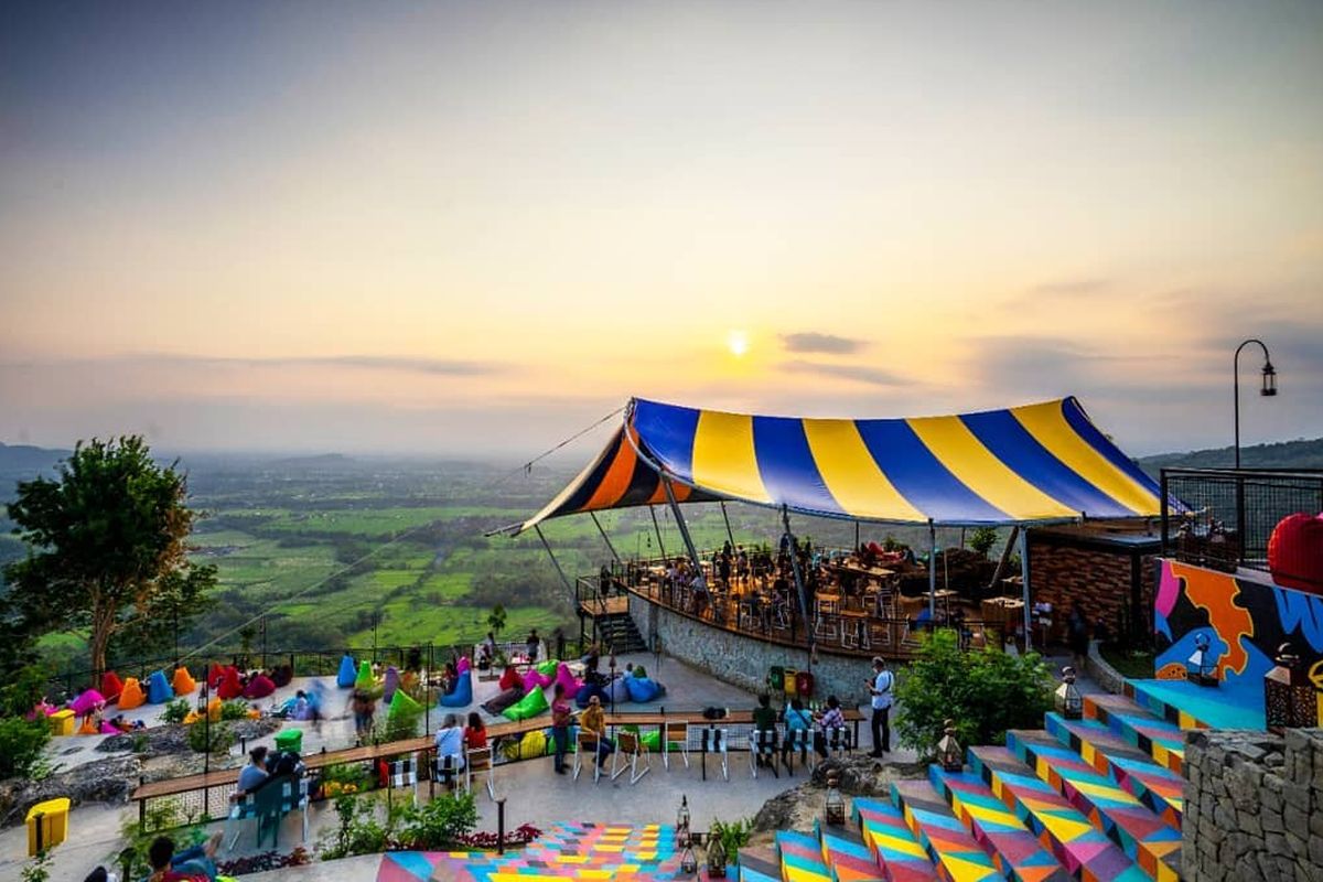 Obelix Hills pada waktu senja dipenuhi oleh pengunjung.
