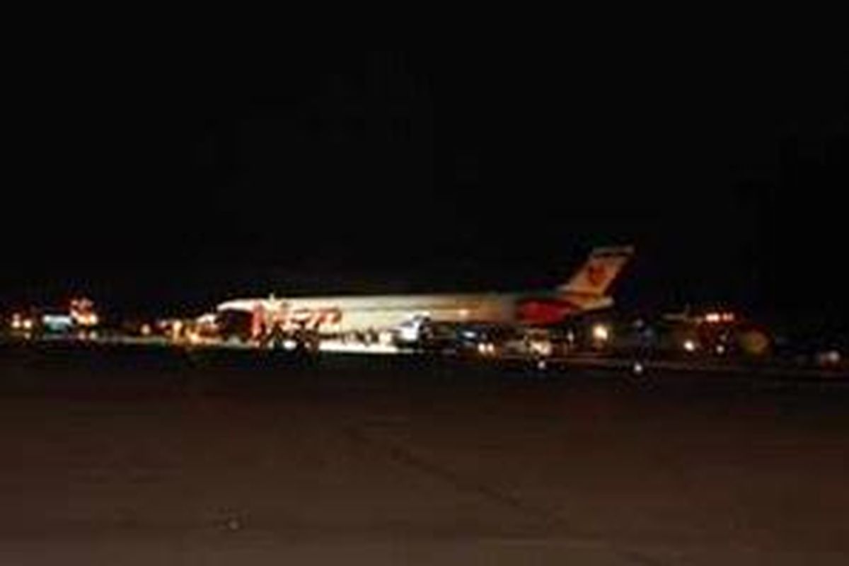 Pesawat Lion Air jenis MD 90 dengan nomor penerbangan JT 972 berhasil mendarat darurat tanpa ban depan di Bandara Hang Nadim, Batam, Senin (23/2) pukul 18.30.