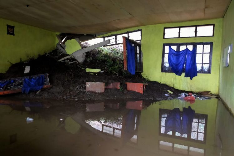 Salah satu ruang kelas Sekolah Menengah Kejuruan (SMK) 7 Ende mengalami rusak berat akibat diterjang longsor yang terjadi di Kecamatan Kelimutu, Kabupaten Ende, Provinsi Nusa Tenggara Timur, Minggu (1/8/2021).
