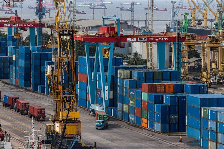 Aktivitas bongkar muat kontainer di Pelabuhan Tanjung Priok, Jakarta Utara, Senin (29/3/2021). 