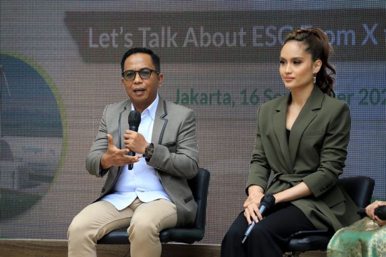 Direktur Kepatuhan BRI Ahmad Solichin Lutfiyanto dan Cinta Laura.