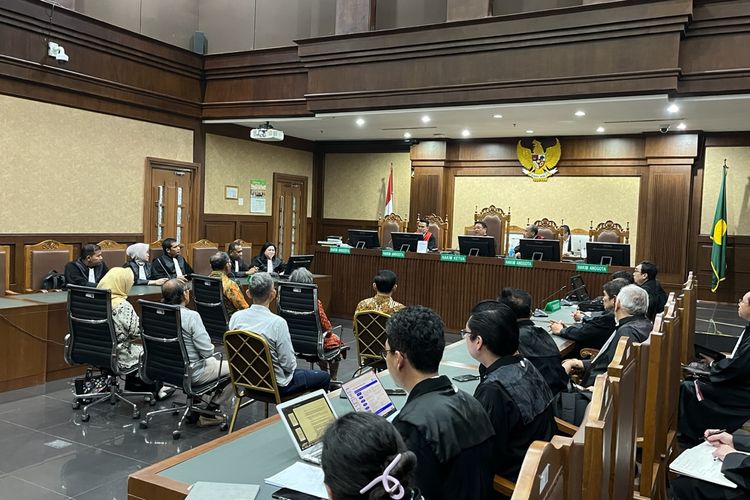 Pengadilan Tindak Pidana Korupsi (Tipikor) pada Pengadilan Negeri (PN) Jakarta Pusat menunda sidang perdana pemeriksaan saksi perkara mantan Direktur Utama PT Garuda Indonesia (GA) (Persero) Tbk, Emirsyah Satar yang sedianya digelar, Senin (20/11/2023).