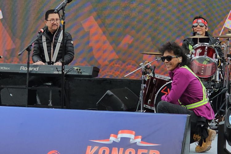 Kaka Slank bersimpuh saat menyaksilan CEO Freeport Indonesia Tony Wenas memainkan keybord dan menyanyikan lagu We Are The Champion di Konser Kita Satu di Grasberg, Mimika, Papua Tengah, Rabu (16/8/2023).