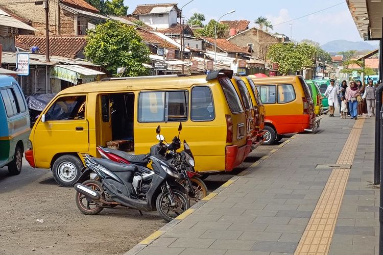 Dari Gemuruh Kereta hingga Rezeki yang Berubah, Kisah Sopir Angkot dan Tukang Ojek di Stasiun Cicalengka