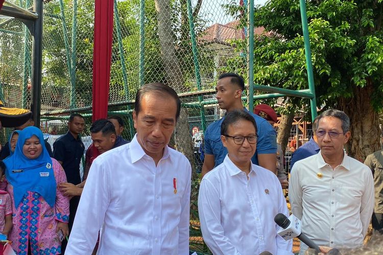Presiden Joko Widodo melakukan kunjungan ke Posyandu Terintegrasi RW 02 RPTRA Taman Sawo Kebayoran Baru, Jakarta Selatan, Selasa (11/6/2024).