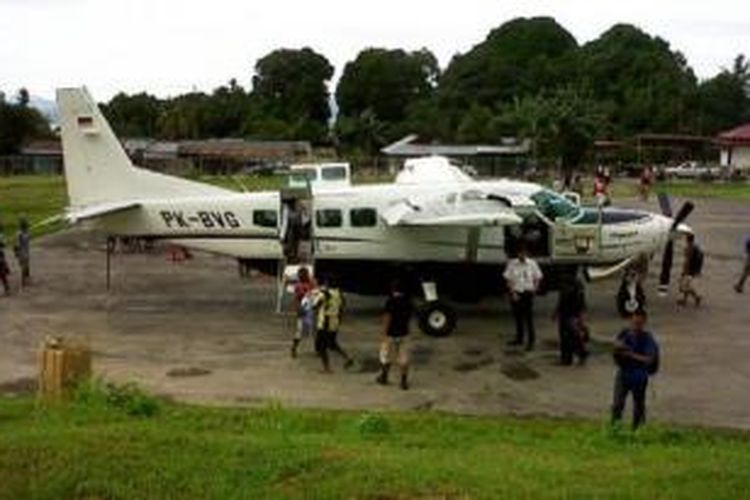 Susi Air menjadi layanan penerbangan yang melayani rute Pulau Enggano.
