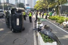 Mobil Tabrak Beton Pembatas Jalur Sepeda di Jalan Sudirman, Tak Ada Korban Jiwa
