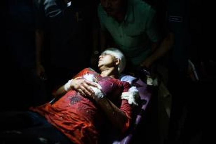 Istri bloger Banglades Avijit Roy, Rafida Ahmed Banna ditandu setelah mengalami cedera serius setelah dia dan suaminya diserang sekelompok orang tak dikenal di Dhaka, Kamis (26/2/2015). Akibat serangan itu Avijit tewas sementara Rafida masih dalam kondisi kritis.


