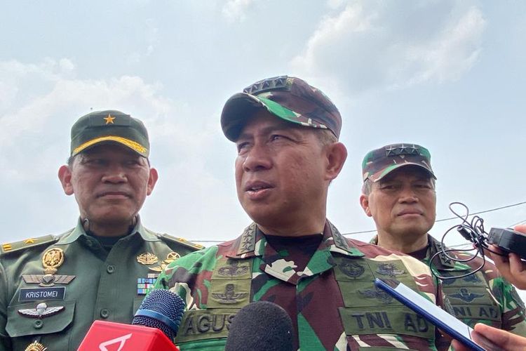 Kepala Staf TNI Angkatan Darat (KSAD) Jenderal Agus Subiyanto usai pembukaan Gerakan Nasional Ketahanan Pangan 2023 di Taman Pancasila, Cibitung, Kabupaten Bekasi, Rabu (1/11/2023).