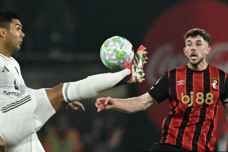 Casemiro (kiri) dibayangi Ryan Christie (kanan) dalam pertandingan sepak bola Liga Inggris antara Bournemouth vs Manchester United di Stadion Vitality di Bournemouth, Inggris selatan pada 20 Maret 2026. (Foto oleh Glyn KIRK / AFP)