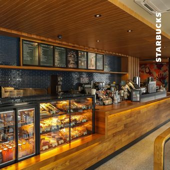 Foto tampak dalam gerai baru Starbucks di Kabupaten Jember, Jawa Timur yang dibuka pada Kamis (1/9/2022). Gerai ini menandai kehadiran perdana Starbucks di Kota Seribu Gumuk.
