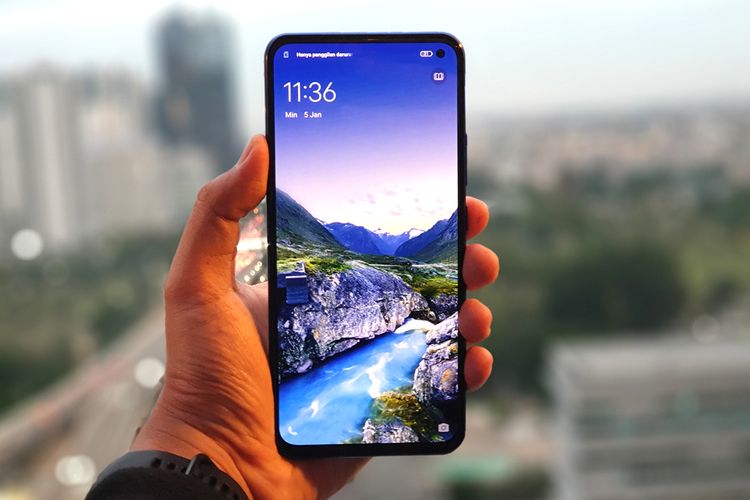 Tampak depan Vivo V19 dengan layar Super AMOLED 6,44 inci yanf disebut sebagai Ultra O Screen. Di pojok kanan atas terdapat punch hole yang memuat kamera selfie 32 MP.