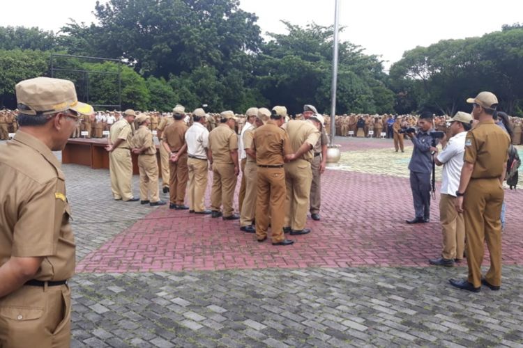Suasana apel pagi gabungan pegawai Pemerintah Kota Bekasi di Lapangan Kantor Pemkot Bekasi, Senin (21/1/2019).