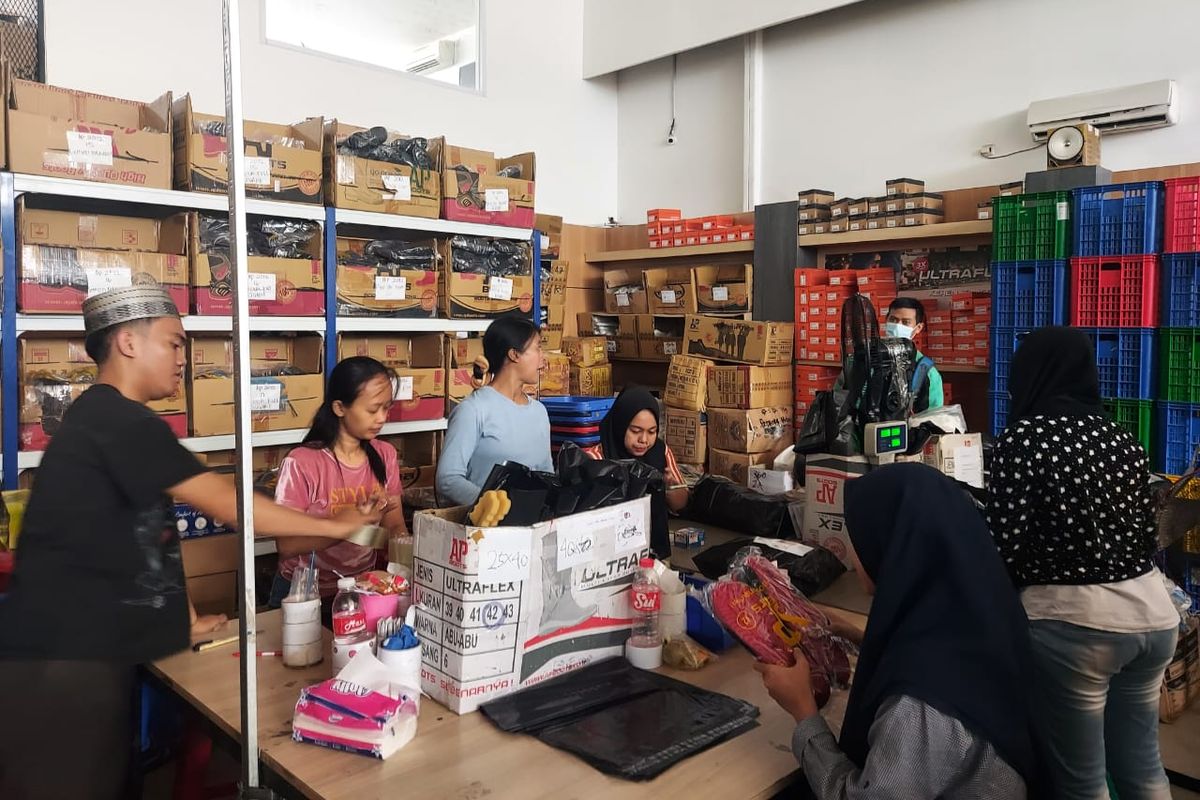 Gudang penyimpanan Redshroom, usaha lokal yang bergerak di bidang industrial boots di Jakarta pada Jumat (4/11/2022).