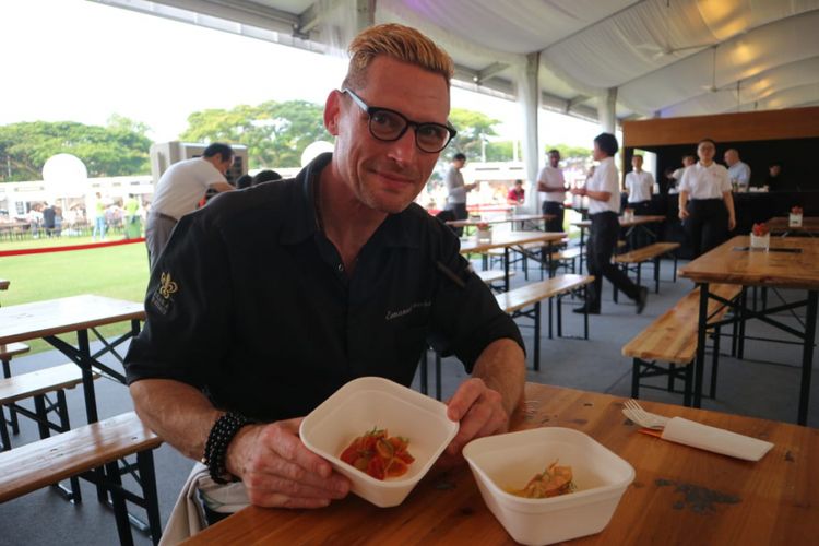 Chef Emmanuel Stroobant dari restoran Saint Pierre menunjukkan menu Tomatto Confit ketika ditemui di Singapore Food Festival 2018, Jumat, Singapura (13/7/2018).