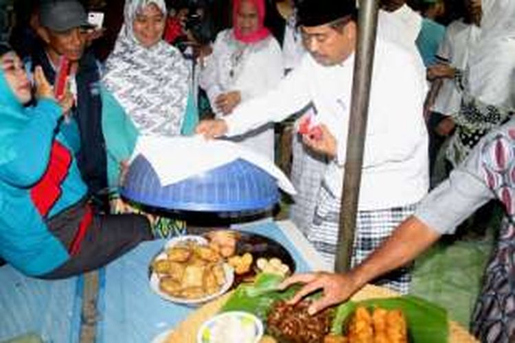 Masyarakat lorong pecek yang berada di Kelurahan Wangkanapi, Kecamatan Wolio, Kota Baubau setiap tahun menggelar tradisi tolak bala. Ritual tolak bala ini dilakukan untuk menghindari musibah. Terlihat Sekretaris Kota Baubau, Muhamad Djudul ikut melakukan ritual Tolak Bala 