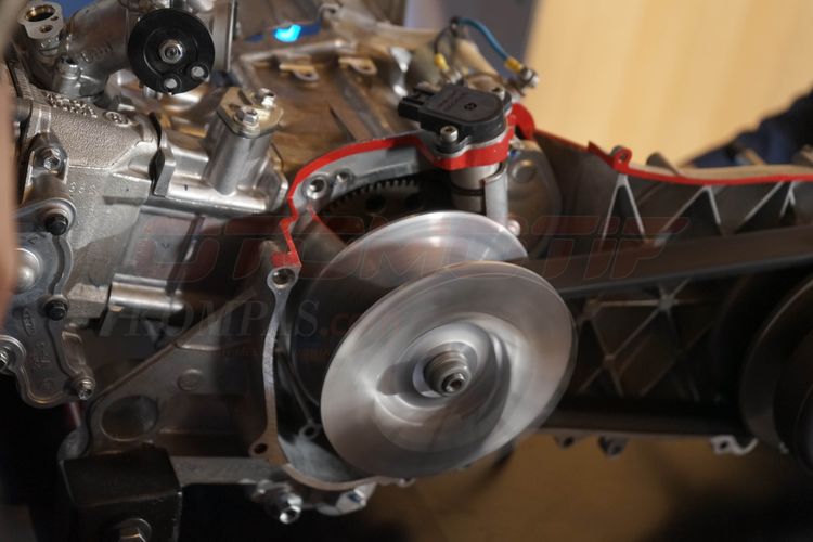 Salah satu ubahan yang paling kentara dari NMAX Turbo adalah kehadiran teknologi baru Yamaha Electric Continuosly Variable Transmission (YECVT). Fitur ini membuat fungsi roller pada CVT konvensional tidak diperlukan lagi