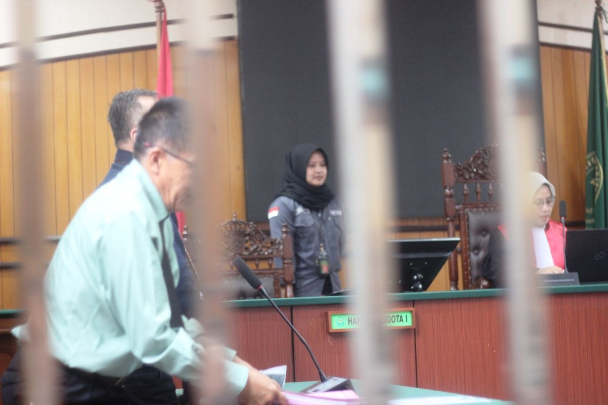 Sidang praperadilan tersangka korupsi proyek PJU Dishub Cianjur di Pengadilan Negeri Cianjur, Selasa (12/8/2025). Dalam sidang putusan hakim tunggal menolak seluruh permohonan yang diajukan pihak pemohon atas Kejaksaan Negeri (Kejari) Cianjur selaku pihak termohon.