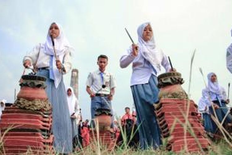 Pelajar SMA ini memainkan alat yang dinamakan tambur dalam acara Ceramic Music Festival 2015, di lapangan Jatiwangi, Kecamatan Jatiwangi, Kabupaten Majalengka, Rabu petang (11/11/2015). 