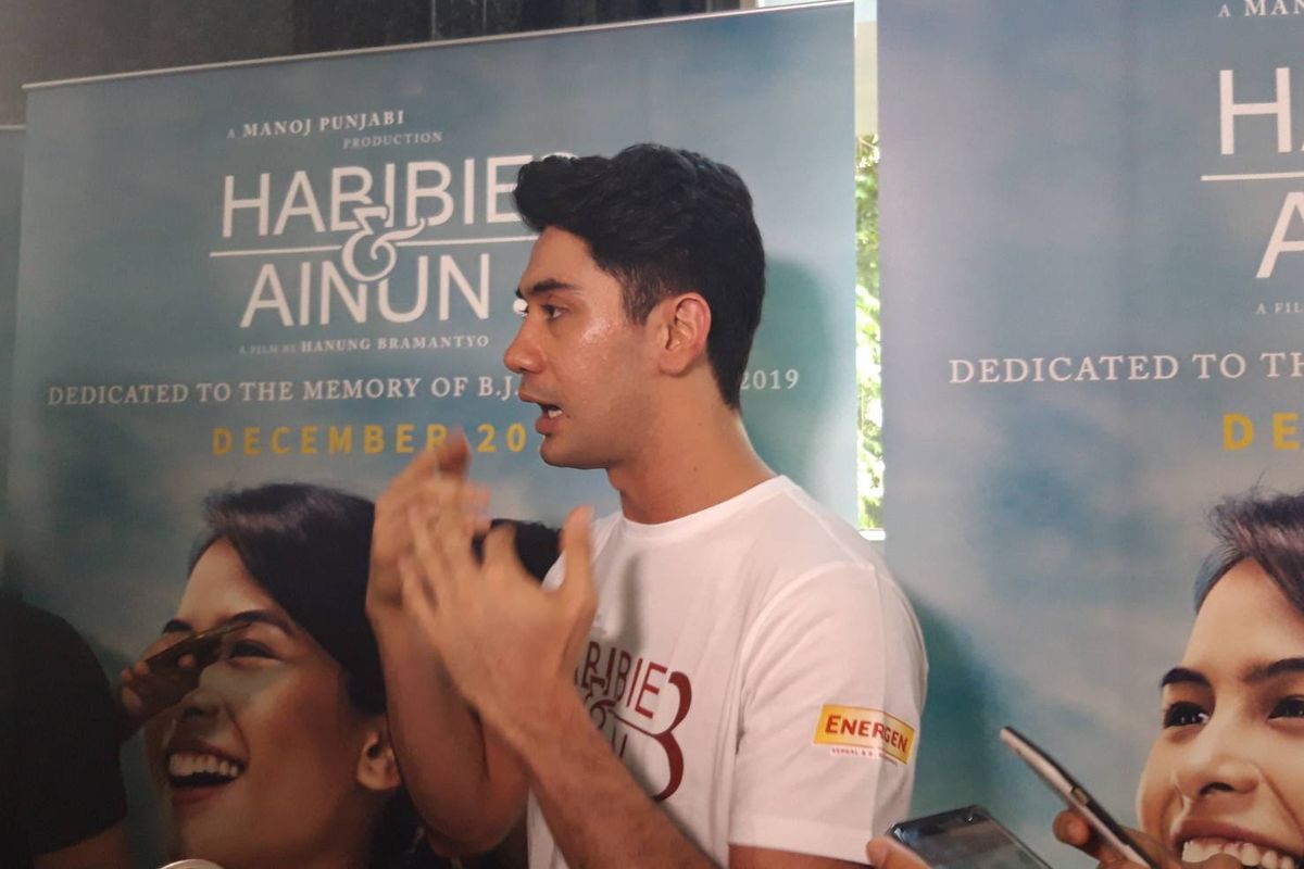 Reza Rahadian saat ditemui di peluncuran Official Poster Film Habibie & Ainun 3 di Gedung MD Place, Setiabudi, Jakarta pada Kamis (31/10/2019).