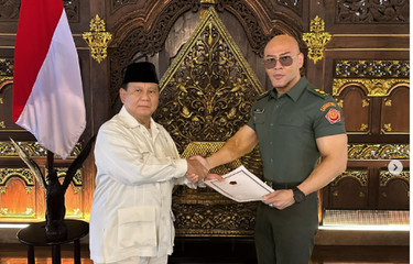 Deddy Corbuzier mendapat anugerah pangkat Letnan Kolonel Tituler TNI AD.