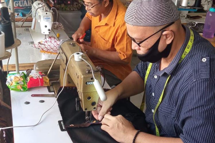 Seorang perempuan bernama Lisa Farida (44) rela resign dari pekerjaan tersebut demi memberdayakan penyandang disabilitas untuk bersama-sama mengembangkan UMKM fesyen. Bagi Lisa, uang bukan segalanya. Pekerjaan yang sudah mapan pun ia tinggalkan demi memberdayakan penyandang disabilitas.