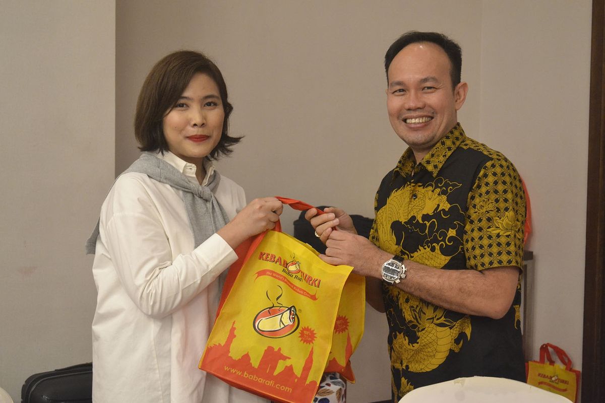 Nilamsari selaku CEO Baba Rafi meneken kerja sama dengan Deputy Director Adira Finance, Danny Hendarko
