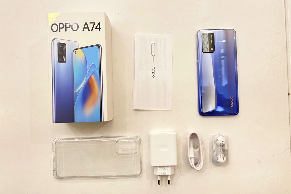 Isi kotak penjualan Oppo A74 mencakup satu unit perangkat ponsel, earphone, SIM card eject tool, soft case, kepala charger serta kabel USB Type-C.