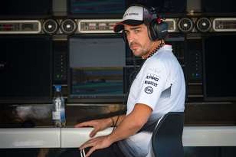 Pebalap McLaren Honda asal Spanyol, Fernando Alonso, duduk di tempat tim mekanik saambil menyaksikan sesi latihan ketiga GP Bahrain di Sirkuit Internasional Bahrain, Sakhir, Sabtu (2/4/2016).