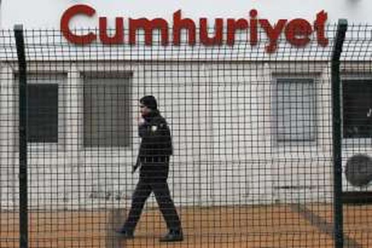 Kantor harian Cumhuriyet di Istanbul.