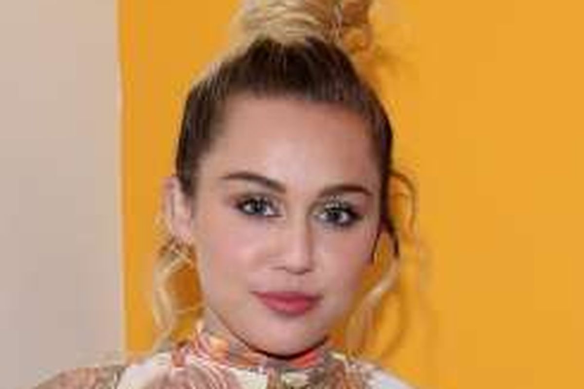 Penyanyi Miley Cyrus menghadiri premiere Crisis in Six Scene di Crosby Street Hotel di New York, pada 15 September 2016.