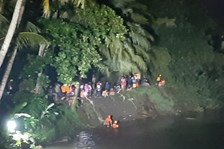 Tim SAR Gabungan melakukan pencarian korban yang hilang saat susur sungai di Sungai Sempor, Sleman, Yogyakarta, Jumat (21/2/2020)