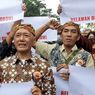 Relawan Buruh Sahabat Jokowi Gelar Aksi Damai di Depan Pura Mangkunegaran