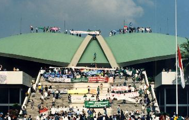 Mahasiswa melakukan unjuk rasa dengan menduduki Kompleks Parlemen, Senayan, Jakarta, pada Mei 1998.