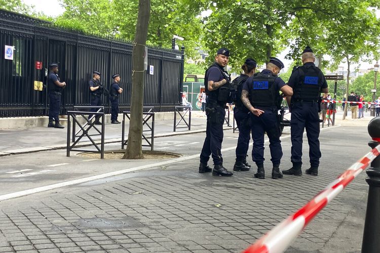 Petugas polisi menjaga pintu masuk kedutaan Qatar, Senin, 23 Mei 2022 di Paris. 