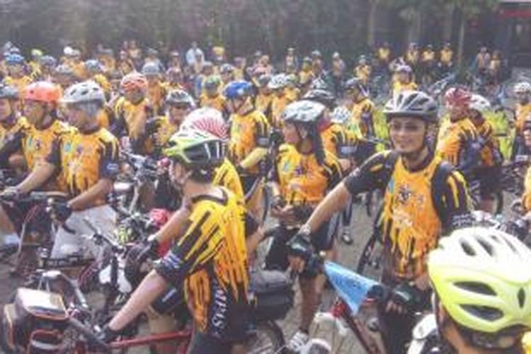 Rombongan Jambore Sepeda Kompas mulai gowes dari Kota Baru Parahyangan, Bandung, Jawa Barat, Sabtu (28/2/2015).