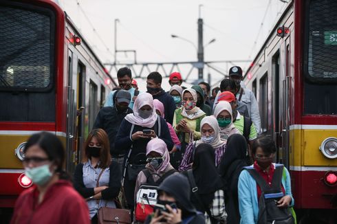 Antrean Penumpang KRL di Stasiun Bogor Kembali Padat pada Senin Pagi