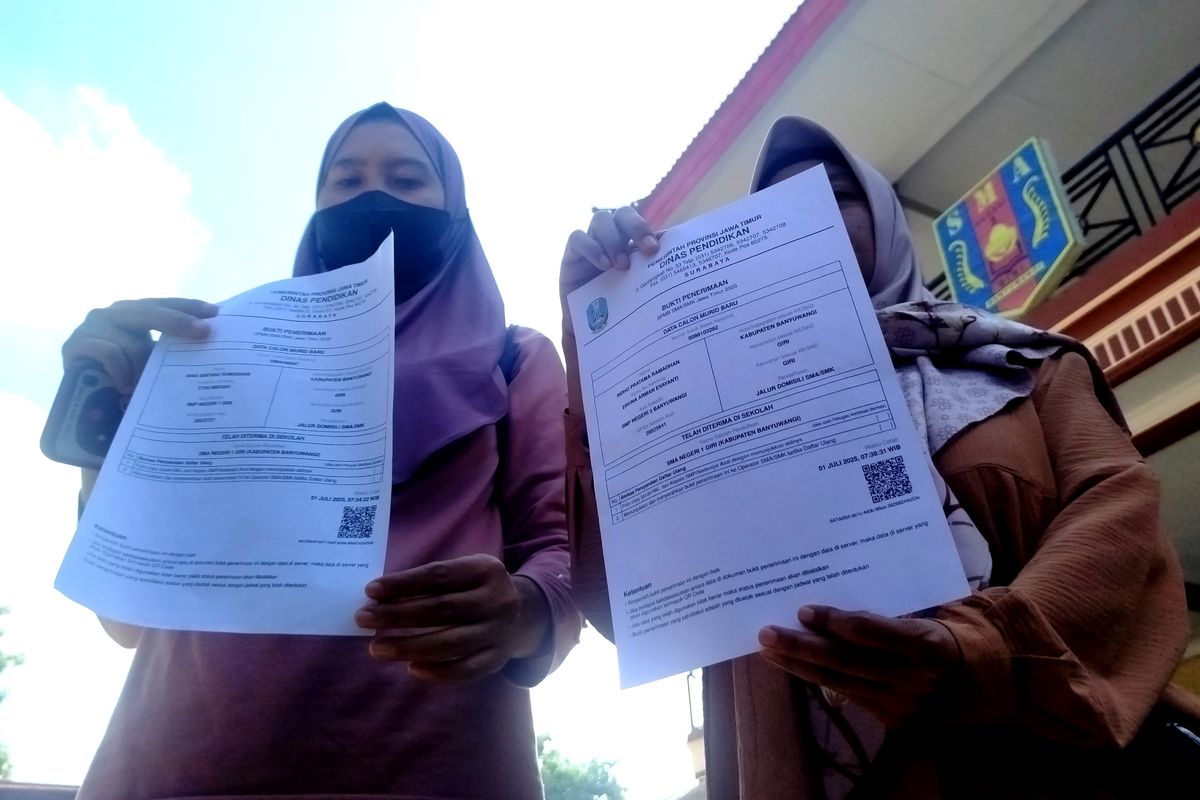 Wali murid SMAN Giri Banyuwangi menunjukkan berkas pemberitahuan anaknya diterima, Selasa (1/7/2025) 