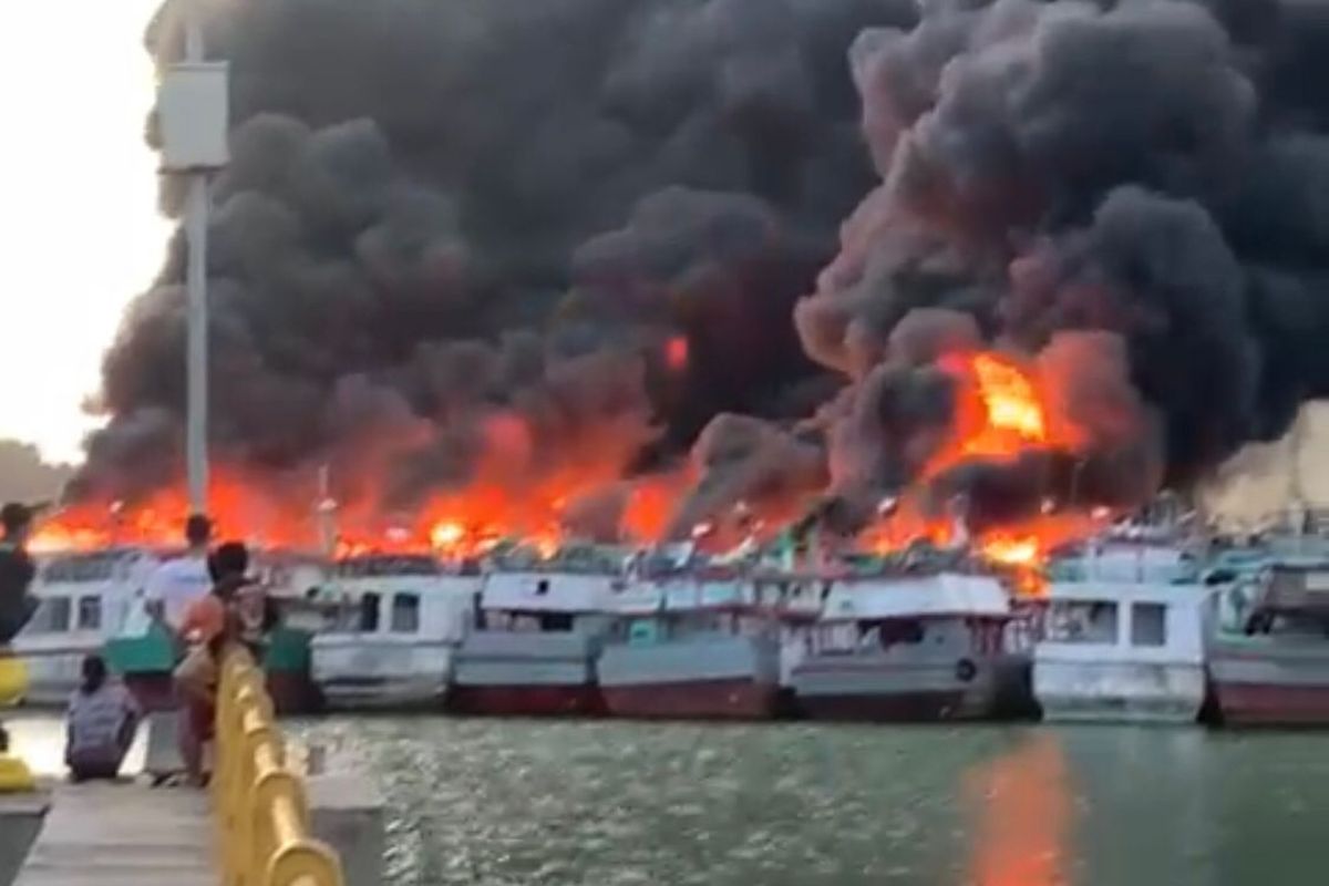 Kebakaran kapal perikanan di Kabupaten Cilacap, Provinsi Jawa Tengah (Jateng), Selasa (3/5/2022).
