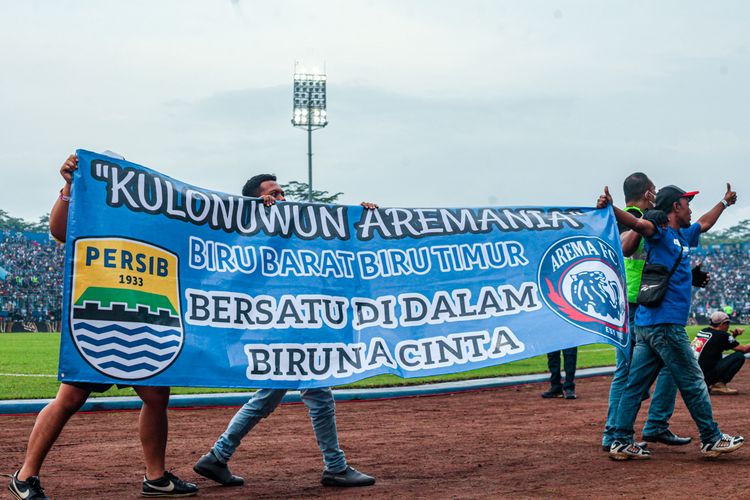 Suporter Arema dan Persib berkeliling dari tribune ke tribune di Stadion Kanjuruhan, Minggu (11/9/2022) menggaungkan perdamaian dan persaudaraan kedua tim.