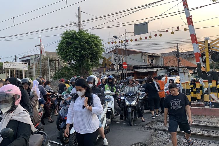 4 Jalan Bertemu di Pelintasan Stasiun Pondok Jati Jaktim, Pengendara-Pejalan Kaki Berebut Ruang