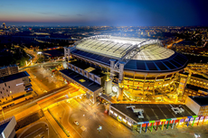 Anda Bisa Isi Batere 500.000 iPhone di Atap Stadion Johan Cruijff 